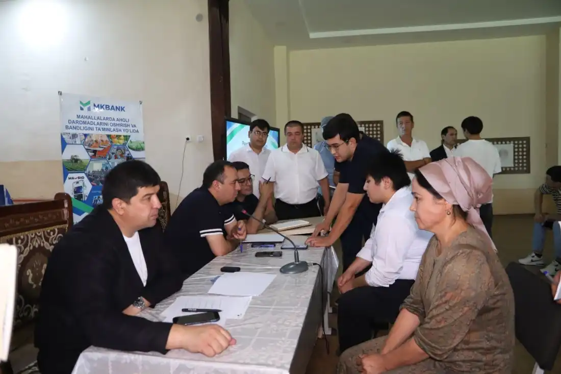 A MEETING IS BEING HELD WITH ENTREPRENEURS AND THE POPULATION
