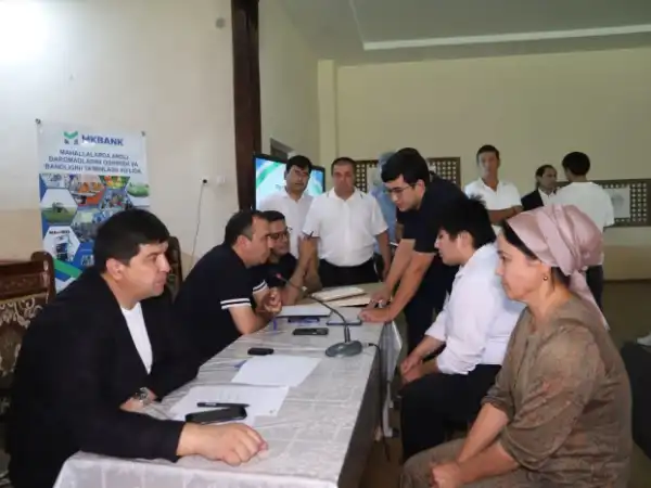 A MEETING IS BEING HELD WITH ENTREPRENEURS AND THE POPULATION